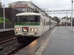 15:40
伊豆高原で伊豆急下田行きの特別急行列車を捕まえましょう。
伊豆急の特急となると、やっぱり、この電車に乗らなくては‥
昭和56年から活躍するJR東日本185系特急形電車です。

⑧伊豆急:特急9037M 踊り子17号.伊豆急下田行
伊豆高原.15:46→伊豆急下田.16:23
[乗]JR東日本:モハ185-1