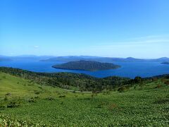 真っ青な空と湖、そして豊かな緑の大地
これぞ北海道です
日本最大のカルデラ湖で中島もあります