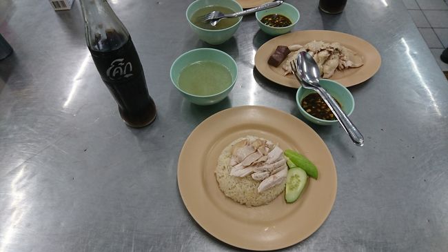 18時20分、夕食にカオマンガイを食べました。カオマンガイは少し脂っこいですが、ニンニクで味付けされていて僕好みの味でした。