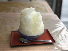 【仲氷店】
おばあちゃんが店先にいて氷を作ってくれます！いろいろな種類のシロップがあり迷うなか、のどの渇き優先でさっぱり目の柚子をチョイス～これが一最高！ふわふわのかき氷に甘ほろ苦ずっぱい柚子のシロップ、一気食いしてもキィーンとならないのは氷屋の技術力！それもそのはず日本経済新聞のかき氷ランキング西日本編9位に 輝く実力派のかき氷専門店！！