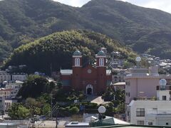 山の麓にある　茶色い建物が浦上天主堂