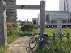 江戸川サイクリングロードをご存知でしょうか？
自転車に乗ってる人や沿線の方は馴染みがあるかと思いますが、名の通り江戸川の土手上にある道でディズニーランドから千葉県の先端、関宿城まで自転車で走行することが可能なサイクリングロードです。
さらに関宿からは利根川サイクリングロードとも接続しており、群馬県の渋川からディズニーランドまで自転車だけで行くこともできるという長大なサイクリングロードでもあります。
今回、行けそうで行けなかった利根川サイクリングロードの終点とされる、群馬県渋川市の「吾妻川公園」を目指し千葉県市川市からアタックしてみます！
距離にして約160キロ先！



９：３０　自宅を出発し江戸川の土手に到着。
駅でいうと京成の国府台駅あたり。
この市川関所をスタート地にしまずは関宿を目指します。

しかし９：３０という時間、ちょっと遅い出発だったなぁという反省。