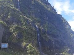 トンネルを抜けたところの海岸沿いに海に落ちる滝がありました。
近くの海岸の波の音が面白かった。