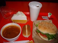 クロッシング・リゾートのセルフ・サービスのレストランで昼食にします。
サーモン・バーガー、スープ、ケーキとコーヒーです。