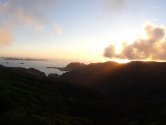 展望台の屋上に上ると、ちょうど夕日が沈むところ