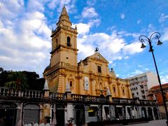 坂を登りきったところにこちらも大聖堂(Cattedrale di San Giovanni Battista)です。
早朝ということもあり、中へは入れませんでしたが、人も少なく、静かで、落ち着来ます。
