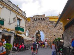Taorminaに着きました。
宿にチェックインして、街まで歩いて散策します。
まずは、Catania門から進入です。