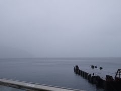 十和田湖に着きました。
ここでは少しだけバスから降りる時間が設けられていましたが 誰も降車せず。
ま、景色もこんな感じですしね(^^;