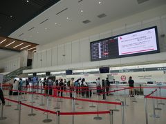 そしていよいよ出発当日。
集合時間は空港に8：40。
航空会社はANAと書いてあったけど、最終日程表では行きはJAL、帰りはANAになっていた。
空港は8月に来た時よりは人が増えているような…。
案内板に「欠航」の表示も見られるけど、前よりは「欠航」の表示は減っている気がする。