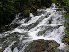 おおるり山荘のすぐ前がバス停になっています。そこからバスに乗って山を下り、本日の観光スタートです。
先ずは竜頭の滝から。小学校の修学旅行の定番スポットです。