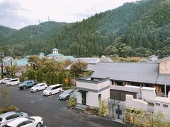 奥の緑の屋根の建物は温泉施設

反対側の部屋は山しか見えないかも？