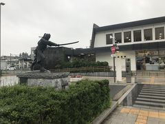 最寄り駅は東北本線二本松駅。
駅前には戊辰戦争の悲劇、二本松少年隊像。