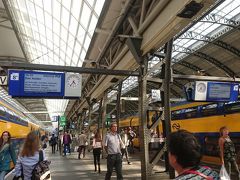 そんな景色を眺めていたら、１６時３５分、列車はアムステルダム中央駅に無事到着。

さすがにオランダ一の都市の中央駅だけあって、乗降客が多く、これまで見てきた駅とは規模が違います。

なお、アーヘンからアムステルダムまでは計６つの列車を乗り継ぎ、所要時間は３時間３０分でした。
