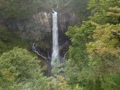 来ましたー！
華厳の滝。

私は３０年近くぶりです。
前回、その近くの駐車場もモヤで見えないくらいでしたから
見れた感動といったら！！

せっかく来たのだから
華厳の滝エレベーターも乗り
迫力を感じてきました。

割と人がいましたが
エレベーターも見学の所もも特に密も感じず
写真もゆっくり撮ることも出来ました。
