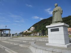 まどが浜海遊公園に建つ龍馬志の像。
船が破損した勝海舟の要請で下田にやってきた龍馬が、勝海舟に蝦夷地開拓の夢を語った姿を表している像です。
下田湾を眺めながら何を思っているのでしょうか。