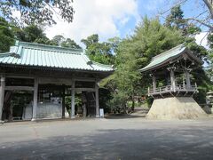 下田太鼓祭りが行われる下田八幡神社。
マイマイ通りに面して石造りの小さな太鼓橋と枝ぶりのよい迎神の松があります。参道を進むと木造神門があり、内側の左右の壁に江戸時代に彫られた仁王像があります。凝石灰を彫った不思議な仁王像で、肋骨が浮き出、歯をむき出しにしています。
下田開国博物館に下田太鼓祭の様子がわかる実物大の展示物があるので寄ってみてはいかがでしょうか。