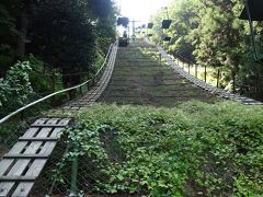 　道の駅から約10分で、津和野町城跡観光リフト乗り場に到着。太鼓谷稲成神社駐車場に行く約200ｍ手前に、リフト乗り場と駐車場(無料)があります。
　今回で3回目の津和野城登城ですが、はじめてリフトに乗って登城です。リフトは大人往復700円(片道400円)の一人乗りリフトで、乗車時間は約5分です。