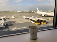羽田空港のカードラウンジにて。
8:40羽田→10:05広島 JAL255便。
本当は1本早い便で予約しましたが、
コロナで減便となり、こちらの便で出発しました。