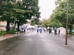 ニッパツ三ツ沢球技場に到着したが雨降り止まず