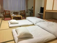 ３日目のお宿は、しれとこ村　つくだ荘　相部屋の格安宿泊施設がメインですが、老齢夫婦なのでバス・トイレ付き　新館12畳というお部屋を選択しました。源泉かけ流しのお風呂が売りですが、これは熱くて無理でした。しかし何と言っても、美味しい料理が堪能できるのが一番です。