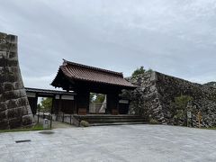 駅に向かって歩いていくと先程目の前でバスを降りた富山城址公園が。
まあここは明日の朝のジョギングコースですね。