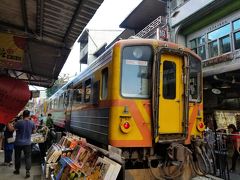 駅を出ると商店街を列車が突っ切るあの風景を見る事ができます。想像以上にギリギリで、見ていてヒヤヒヤしました。