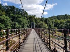 途中の吊り橋の様子。ここからさらに渓谷沿いに滝まで道が続いています。