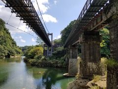 先ほど乗ってきた列車の線路の下を潜ります。