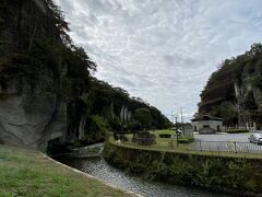 資料館の隣には大谷景観公園があります。
川に沿った300メートル続く大谷石の壁が見事です。