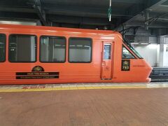 博多駅のホームでかもめを待っているといろいろな電車が見られました。これは特急ハウステンボスですね