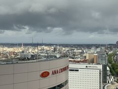 6月23日（日）
ホテル日航金沢の朝
6時58分ですが、空模様が気になります。

垂れ込めた雲の下に日本海がみえます。