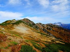 水晶小屋前から水晶岳。奥には赤牛岳や立山も見えました。