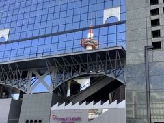駅ビルに京都タワーが映ってきれいです