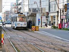 14:48
五稜郭公園前の電停から市電で新川町電停まで向かいます。
一旦下車して函館中央郵便局へ急ぎ足（次の電車まで14分しかないもので...）

先ほど書いた葉書を出します！
「風景印押してください！(о´v｀о)」
「はい。あ、お名前かぶっちゃいますけど...」
「えっ、あ...お任せで押せるところにお願いします（汗）」
「はい、ではこちらで押しておきますね」
無事に引き渡し成功。
でも、そうだよね、風景印押す場所確保しておかないとだよね(о´Д｀о)勉強になりました。次回は気を付けよー