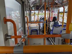 11時16分空港発の、五稜郭タワー経由函館駅前行のバスに飛び乗りました。乗車したこのバスは函館バスなので、スイカなど交通系ICカードが使えました。空港リムジンバスは函館帝産バスのため、現金払いです。