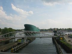 橋の向こうに見える巨大なタンカーのようなものは、イタリア人建築家レンゾ・ピアノ（Renzo Piano、1937年-）の設計により、1997年に建築された科学博物館（NEMO Science Museum）。

アムステルダム初訪問時の2002年にも見た建物に、懐かしさがこみ上げてきます。