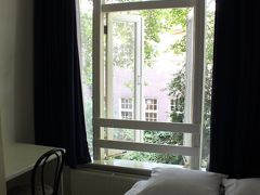 １７時、予約していたアムステルダムでの宿、“Hotel 83”に到着。

Booking.comで予約した１泊70ユーロ（約9,300円）の宿で、シャワー・トイレは共用でしたが（シャンプー・石鹸は部屋に用意）、アムステルダム中央駅から徒歩１０分程度で交通の便が良く、朝食付きでホテル代の高いアムステルダムでは廉価だったことから選んだもの。

運が良かったのか、部屋は通り側ではなく眺めの良い庭側で、夜中まで賑やかな飾り窓地区にあっても、静かでぐっすり眠ることができました。