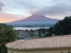 ５時半のちょっと朝焼けの富士山。
笠雲というよりつるし雲が出来つつある感じ。
