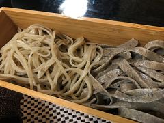 “週末 Workation♪”の舞台としてセレクトした温泉は、群馬県の万座温泉で、万座温泉までは我が家からは車で3時間半程度で行ける距離なのだが、この日は台風14号がもたらした雨の影響で速度規制やら通行規制があり、所要時間は4時間半。

ランチは途中の草津温泉のお蕎麦屋さん“うし代亭”で、お店のお勧めの”食べ比べ蕎麦”1200円を。
食べ比べ蕎麦は、普通の手打ちと草津温泉地方の田舎蕎麦の2種盛りで、田舎蕎麦は平麺でクルミが練りこんであり塩で食べるのがツウな食べ方とのこと。

蕎麦に塩とはビックリだったが、意外なことに田舎蕎麦の太い麺の存在感と塩の押しの強さのバランスがちょうど良く、美味しかった。

