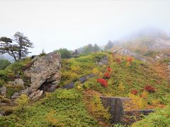 朝の湯畑散歩は約1時間。10月中旬は紅葉の始まりの頃。