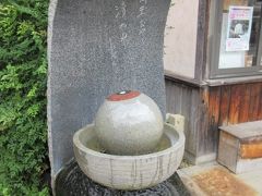 妖怪神社　この水の入った鉢の中の目玉を回して目玉を前に持ってきて撮影する人多し。1人なので、回したまま写真を撮るのが難しい・・
神社なのに、写真を撮るだけで誰もお参りしてない・・私はお参りしました。