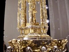【トレドの街並み】

イサベル女王の王冠や金、銀、宝石などで飾られた聖体顕示台。
