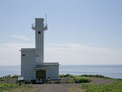 能代市でラーメンを食べた後北上、青森県との県境に近い八森町のチゴキ崎に到着。カーナビでは展望台があるような表示でしたたが、ここには小さな灯台がありました。