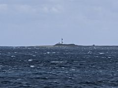 大間崎の先にある弁天島の大間崎灯台が見えてきました。もうすぐ到着です。