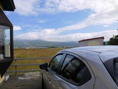 早速、車で最初の目的地へ。
函館で人気のスイーツ店、「アンジェリックヴォヤージュ」の北斗店です！
こちらのお店は、国道227号線沿いにあって駐車場も完備。
お店の前は３,４台しか停められませんが、第２駐車場もあるので安心です。

なんでかな～お店の外観を撮り忘れました(笑)
位置情報が本店しか設定できなかったので、とりあえず本店にしています～
お店のホームページで場所は確認してください<(_ _)>
