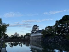 それではまずは富山城址公園へ。
お堀越しに見る富山城が綺麗です。