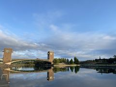 昨晩はイルミネーションでライトアップされて綺麗でしたが、朝日に照らし出されている公園もなかなか綺麗です。
日曜の朝だけあって沢山のランナーや散歩に来ている方がいらっしゃいました。
私も住んでたら毎日来るわ。