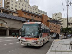 空港行バスがやって来たので、乗り込みます。