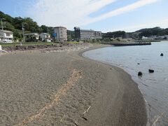 そのまま柿崎海岸を歩きました。波が穏やかで、釣り船や漁船、ボートが係留していました。