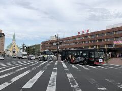 旅行5日目…
この日も天気予報では何も問題なさそうです。
釧路駅前を昨日お世話になったルパン三世のラッピングバスが通って行きました。